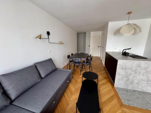 un salon avec un canapé et une table dans l'établissement Charme 30min Champs-Elysées, à Clamart