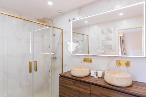 een badkamer met twee wastafels en een glazen douche bij CostaBlancaDreams Casa Altea in Altea in Alicante