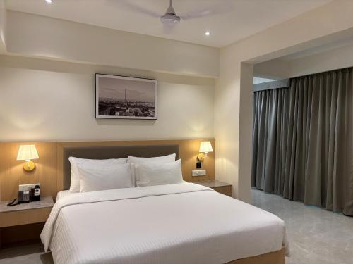 Ένα ή περισσότερα κρεβάτια σε δωμάτιο στο Mastiff Hotel Hinjawadi Pune