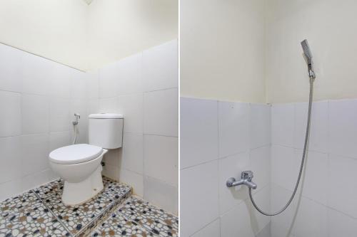 a bathroom with a toilet and a shower at Hotel O Homestay Ayana Syariah in Yogyakarta