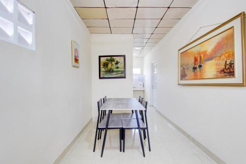a dining room with a table and chairs at Hotel O Homestay Ayana Syariah in Yogyakarta