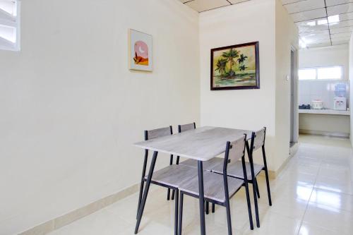 a dining room with a table and chairs at Hotel O Homestay Ayana Syariah in Yogyakarta