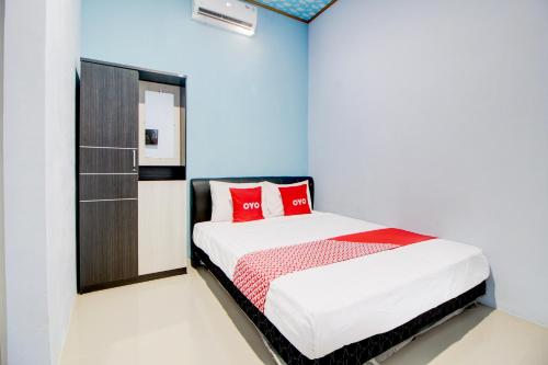 Postel nebo postele na pokoji v ubytování Hotel O Alun-Alun Purwokerto Near Gor Satria Purwokerto Formerly Guest House Blessing