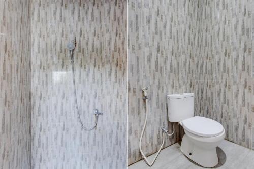 a bathroom with a shower with a toilet at Hotel O D'draman Homestay Syariah in Wanujoyo