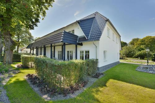 Κήπος έξω από το Ferienwohnung Blaues Haus App 2 in Ralswiek