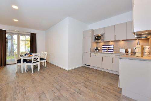 Η κουζίνα ή μικρή κουζίνα στο Ferienwohnung Blaues Haus App 2 in Ralswiek