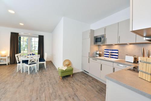 Η κουζίνα ή μικρή κουζίνα στο Ferienwohnung Blaues Haus App 2 in Ralswiek