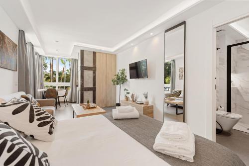 sala de estar con cama grande y baño en Manuela's whim, en Málaga