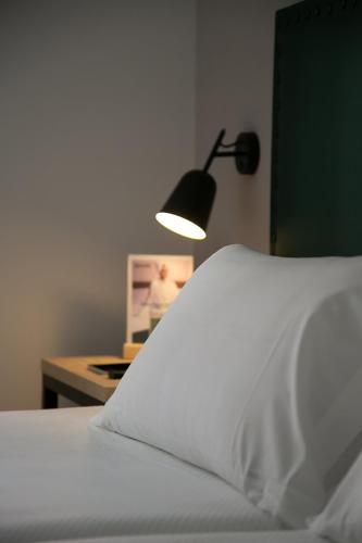 Кровать или кровати в номере Sercotel Las Casas de los Mercaderes