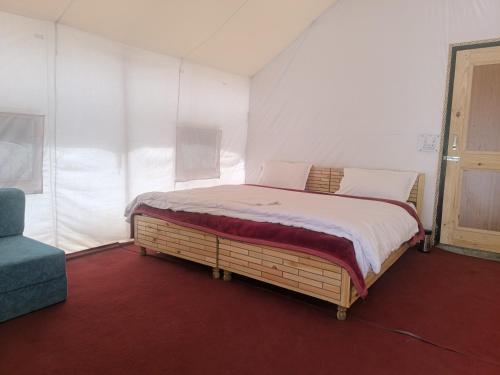 a bedroom with a large bed in a room at Kasol Magic Valley Camp in Jari