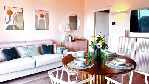 a living room with a table and a couch at Brighter Days - Two-room apartment with lake view and pool in Predore