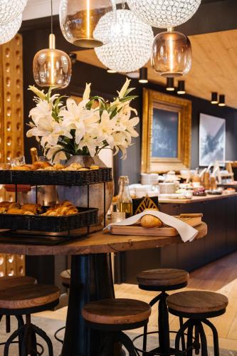 a restaurant with a table with bread and flowers at Boutique Hotel Azur in De Haan