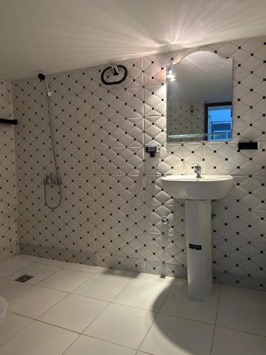 a bathroom with a sink and a mirror at Loft Apartament Chaouen in Chefchaouene
