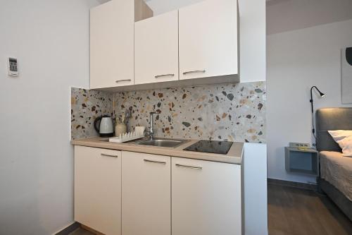 Kuchyň nebo kuchyňský kout v ubytování il Centro Apartments Novalja