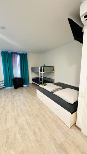Ένα ή περισσότερα κρεβάτια σε δωμάτιο στο Neuwertiges Apartment mit schnellem WLAN, Netflix, Glasfaser, Kostenlose Privatparkplatz auch für Transporter geeignet R25