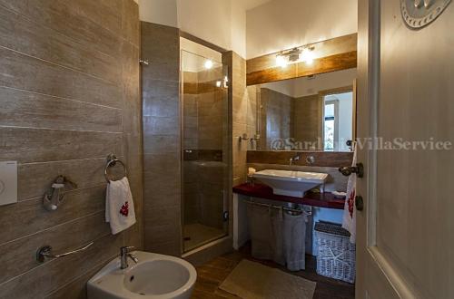 a bathroom with a sink and a toilet and a shower at Villetta Belvedere con Jacuzzi in Porto Cervo