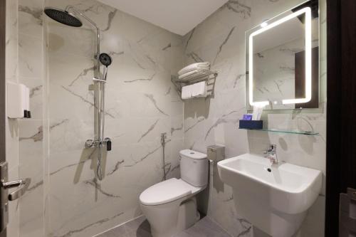 Bilik mandi di Collection O Le Grand Hanoi hotel - The Central Park