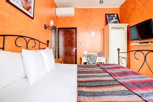 a hotel room with a bed and a tv at Church Street Hotel by Belvilla near King's College Hospital in London