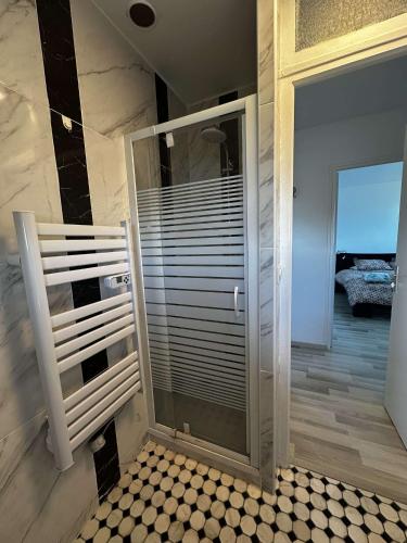 La salle de bains est pourvue d'une douche en verre et de carrelage. dans l'établissement Le phare du canal, jardin privé, à Ouistreham