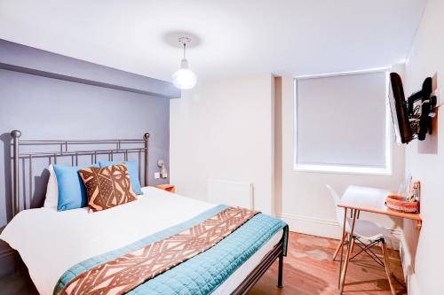 Una cama o camas en una habitación de Peckham Rooms Hotel by Belvilla London