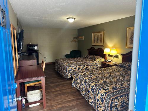 Postel nebo postele na pokoji v ubytování Westgate Manor Motel Austintown & Youngstown OHIO