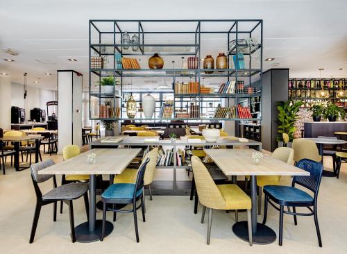 A restaurant or other place to eat at Sercotel Madrid Aeropuerto