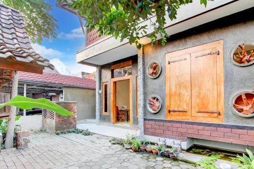 a home with a large wooden door on the side at Capital O 94274 Homestay Balimoelih in Yogyakarta
