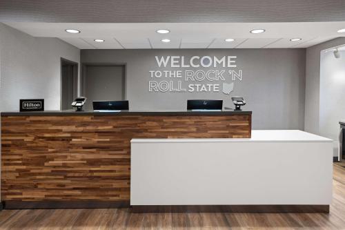 a welcomeelcome to the rock in rollstar lobby at Hampton Inn Cleveland-Airport/Tiedeman Road in Brooklyn