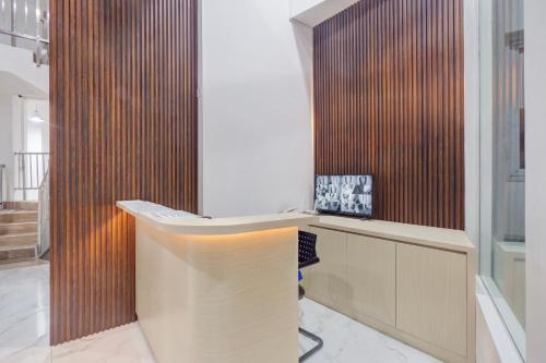 ジャカルタにあるTownhouse Oak Gunung Sahari Near Ancolのコンピューターが置かれた机のあるオフィス