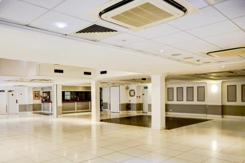 a large room with a tile floor and a ceiling at Warwickshire Park Hotel Kenilworth by Belvilla in Kenilworth