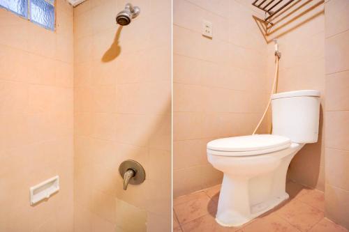 two pictures of a bathroom with a toilet at Collection O Peunayong Near Masjid Raya Baiturrahman Formerly Siwah Hotel in Banda Aceh