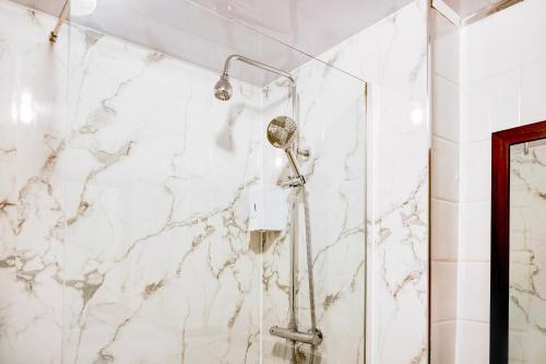 a shower in a bathroom with a marble wall at Warwickshire Park Hotel Kenilworth by Belvilla in Kenilworth