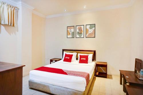 a bedroom with a large bed with red pillows at Collection O Peunayong Near Masjid Raya Baiturrahman Formerly Siwah Hotel in Banda Aceh