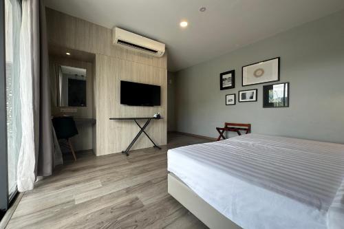 a bedroom with a bed and a flat screen tv at OYO Townhouse, Selayang formerly RHR Hotel in Batu Caves