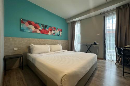 a bedroom with a large bed in a room at OYO Townhouse, Selayang formerly RHR Hotel in Batu Caves