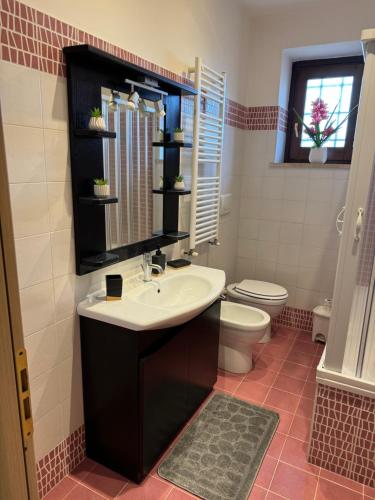 un baño con lavabo e inodoro en Lago e Binari, en Anguillara Sabazia