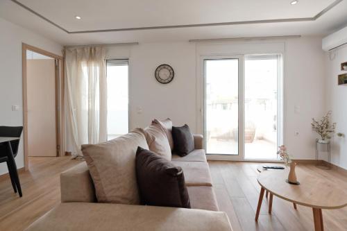Ruang duduk di Near Pireas Port-Brand New Suite