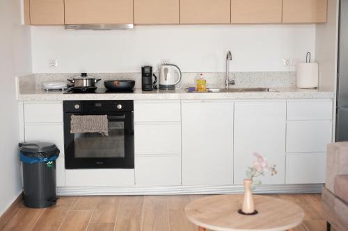 Dapur atau dapur kecil di Near Pireas Port-Brand New Suite
