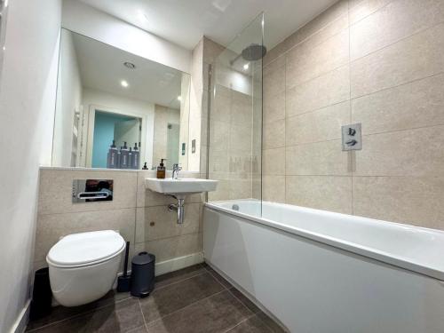 Un baño con bañera, inodoro y lavabo. en M1 Townhouse - Free Parking & Central Manchester, en Mánchester