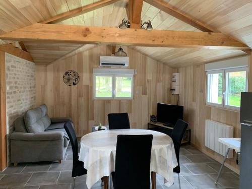 a dining room with a white table and chairs at Gîte des Lauriers 10 min Zoo de Beauval in Couffy