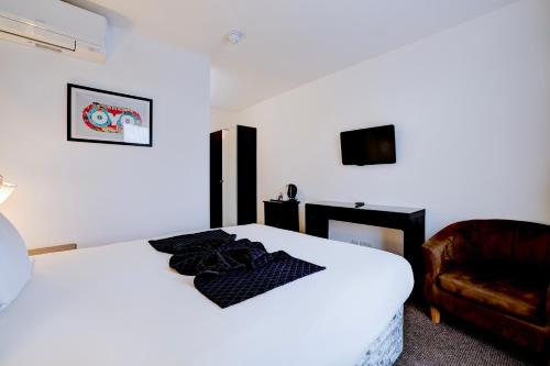 Ein Bett oder Betten in einem Zimmer der Unterkunft OYO The Chiltern Hotel