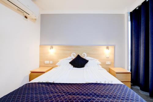 Ein Bett oder Betten in einem Zimmer der Unterkunft OYO The Chiltern Hotel
