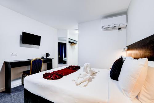 Ein Bett oder Betten in einem Zimmer der Unterkunft OYO The Chiltern Hotel