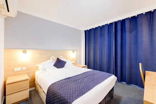 Ein Bett oder Betten in einem Zimmer der Unterkunft OYO The Chiltern Hotel