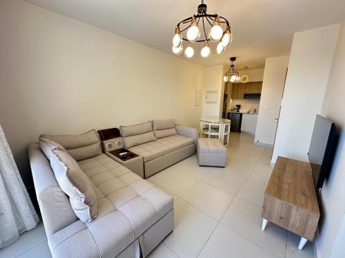 Posezení v ubytování Amazing 1BR Marassi North coast Y401