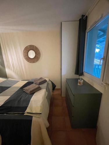 une petite chambre avec un lit et une fenêtre dans l'établissement Séjour Piscine, Forêt, Océan à Soustons Plage, à Soustons