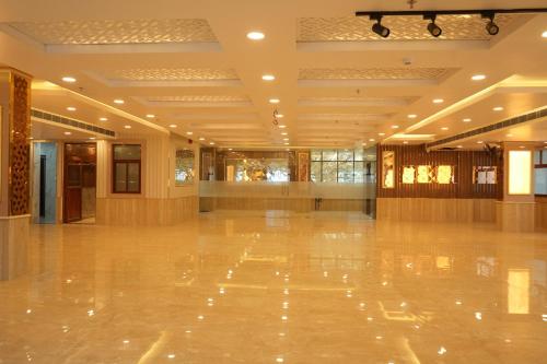 a large lobby with a large marble floor at Hotel Golden Palace in Lucknow