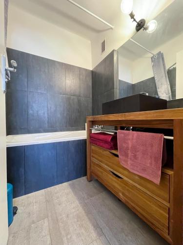 La salle de bains est pourvue d'une coiffeuse en bois et d'un miroir. dans l'établissement Spacious 2 bedrooms with parking to port of Nice, à Nice