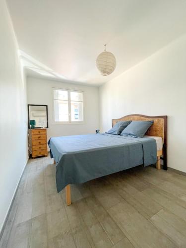 une chambre avec un lit avec une couette bleue dans l'établissement Spacious 2 bedrooms with parking to port of Nice, à Nice