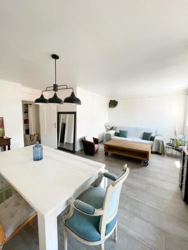 - un salon avec une grande table blanche et des chaises dans l'établissement Spacious 2 bedrooms with parking to port of Nice, à Nice